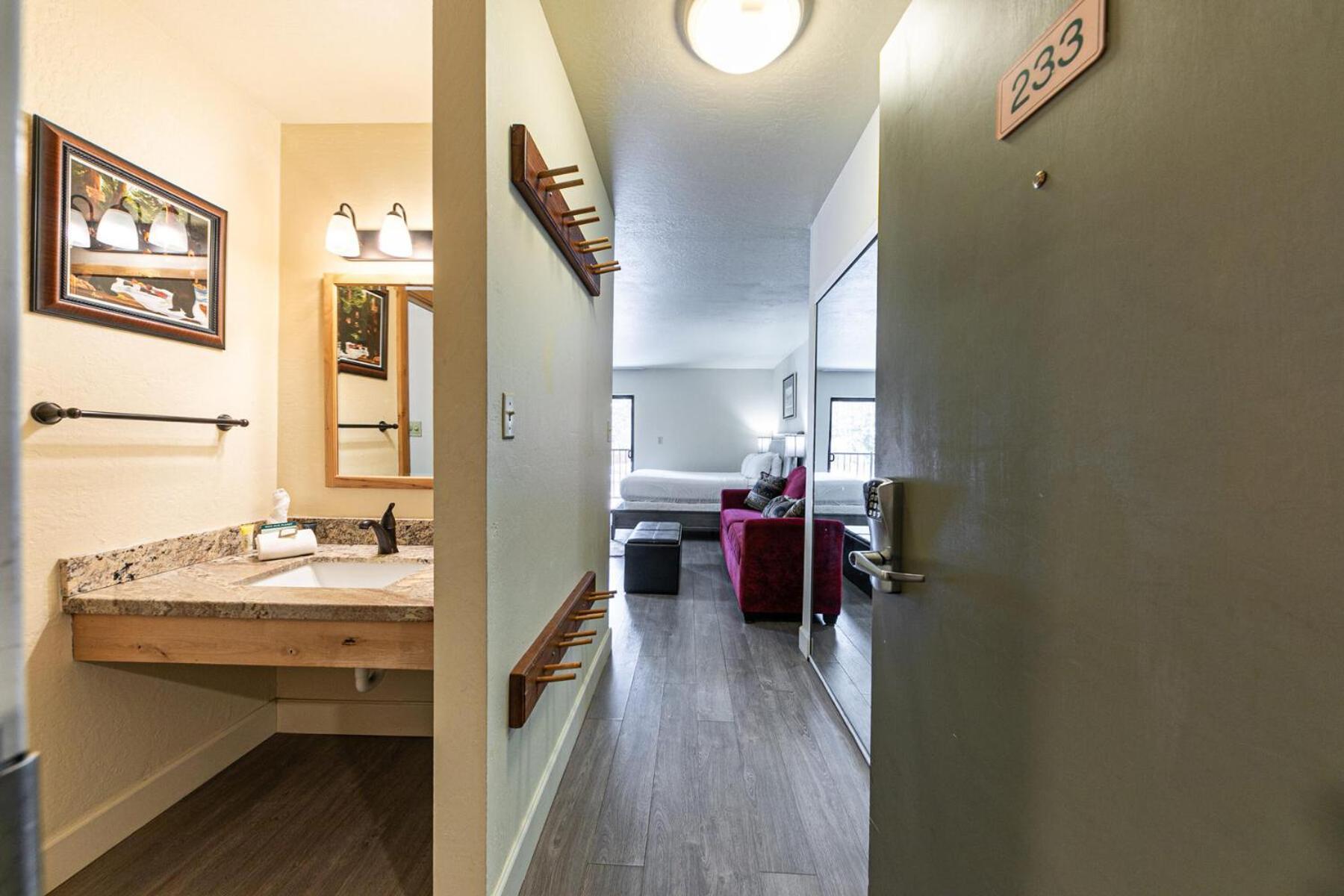 Charming Queen Studio Deluxe W/Balcony #233 At Donner Lake Village Траки Экстерьер фото