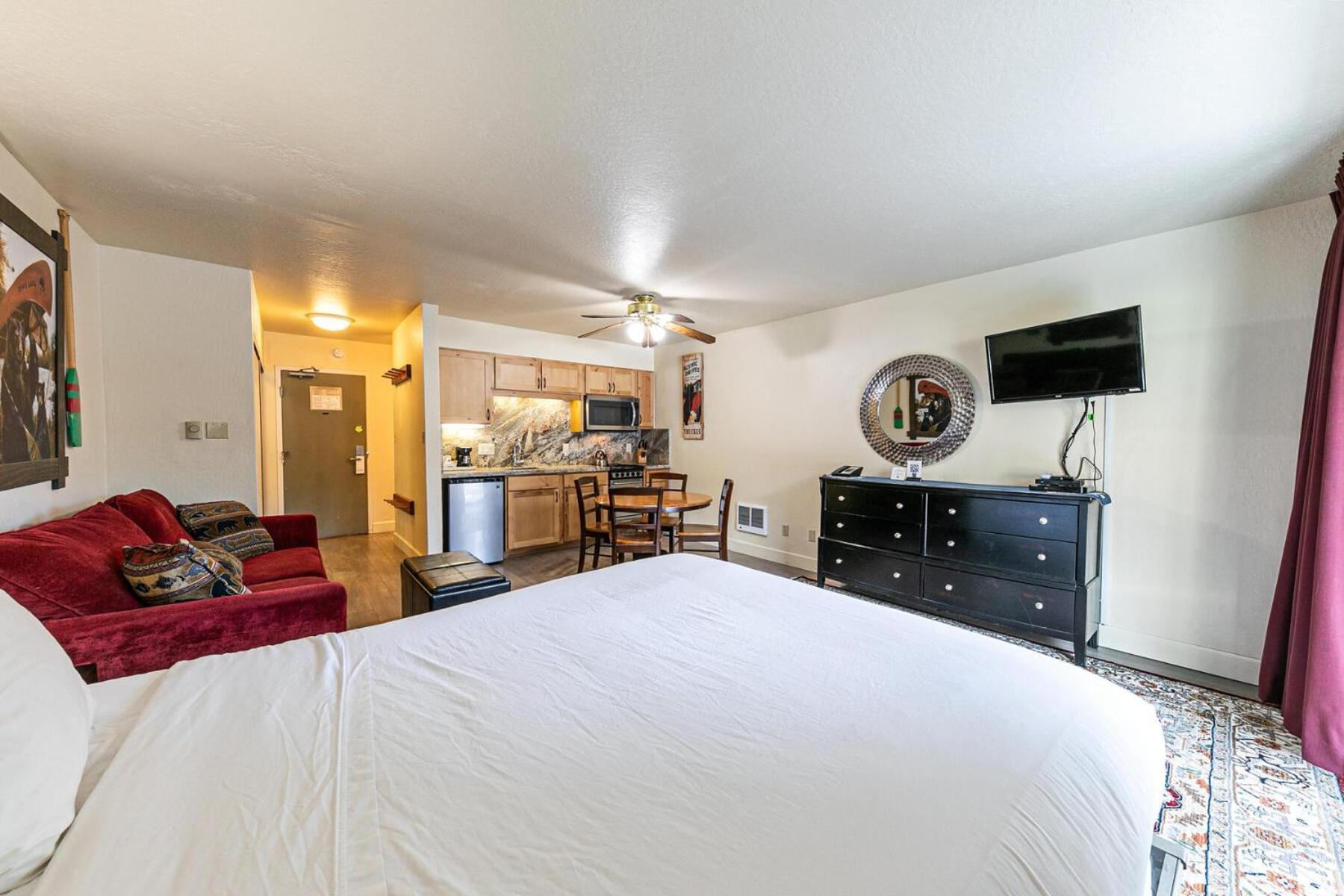 Charming Queen Studio Deluxe W/Balcony #233 At Donner Lake Village Траки Экстерьер фото