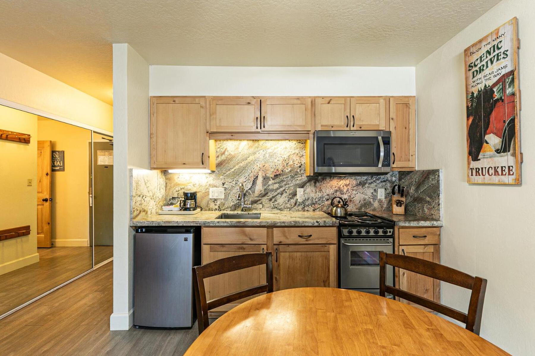 Charming Queen Studio Deluxe W/Balcony #233 At Donner Lake Village Траки Экстерьер фото
